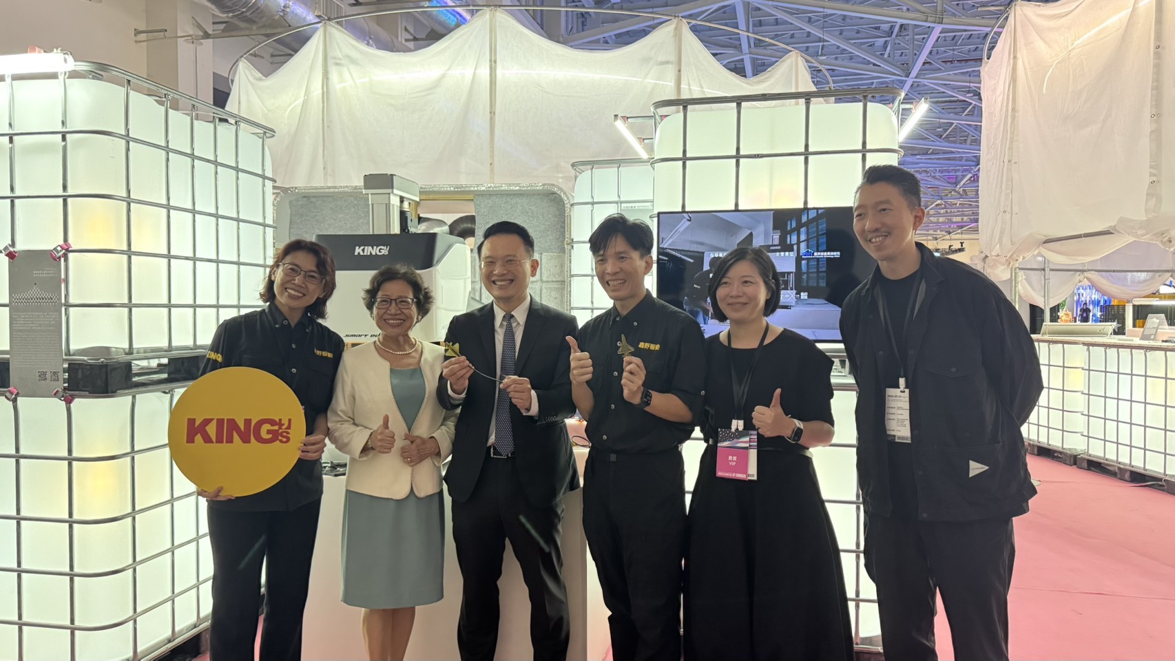 El vicealcalde de Taoyuan, Su Jun-bin, visita el stand de KING'S en la Expo de Diseño de Taiwán