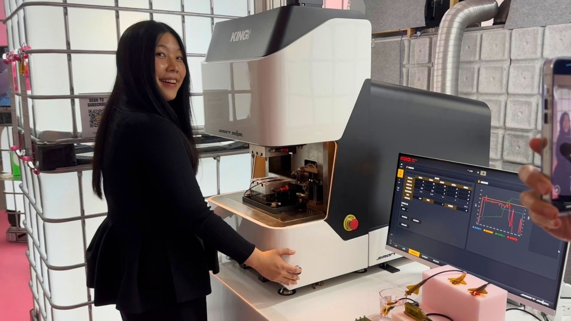 Chun-Tien Hsiao encapsula un cable de carga Type-C en el stand de KING'S