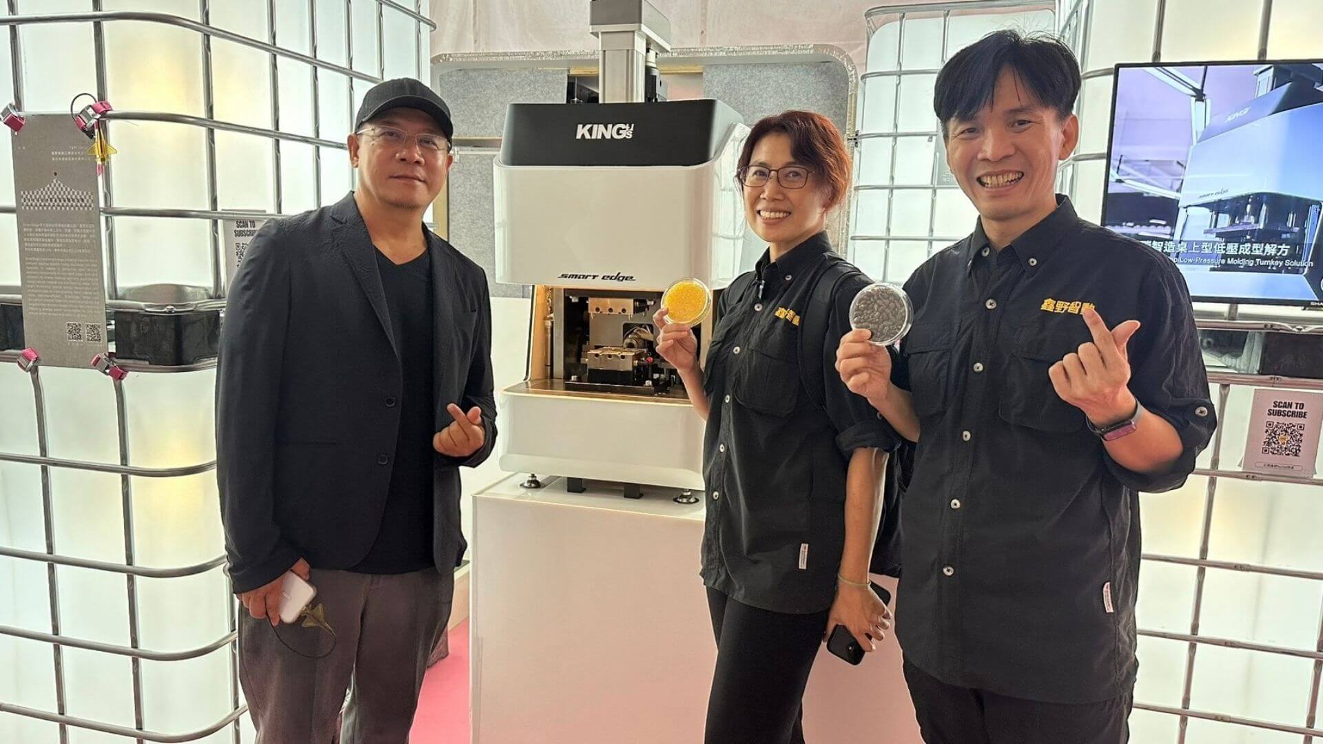 Qing-Yang Xiao y su hija visitan el stand de KING'S: SmartEdge llega a la Expo de Diseño de Taiwán 2026